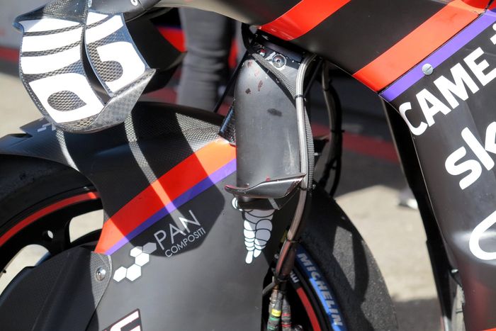 Winglet di bagian fork depan motor Aprilia RS-GP saat tes MotoGP 2023 Portimao