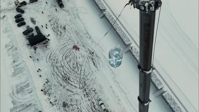 Detik-detik Lamborghini Urus dibuat hampir gepeng buat promosi brand minuman energi.