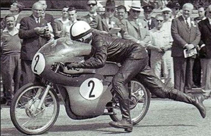 Ernst Degner melakukan start di Isle of Man TT menggunakan Suzuki RM62.