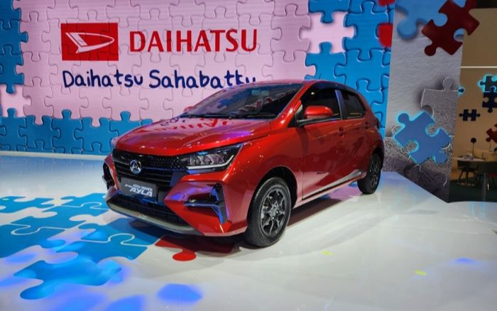 Warna baru Ruby Red Metallic pada Daihatsu Ayla terbaru