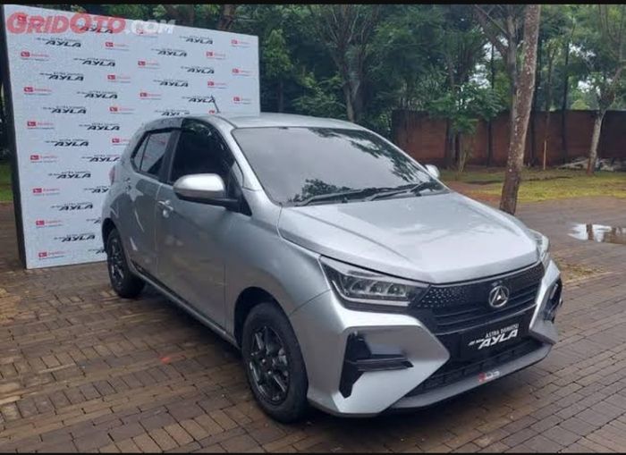 Daftar harga Daihatsu Ayla terbaru yang dijual mulai Rp 130 jutaan. Murah mana sama Honda Brio Satya dan Toyota Agya?