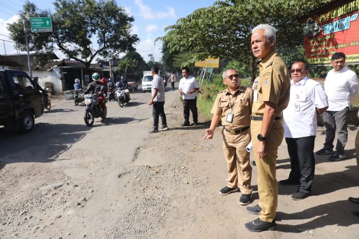 Gubernur Jateng, Ganjar Pranowo cek Jalan Solo-Purwodadi yang rusak parah.