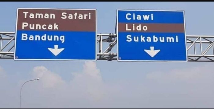 Rambu jalan tol berwarna cokelat fungsunya sebagai penunjuk arah ke kawasan wisata. Kalau warna biru dan hijau ini artinya.