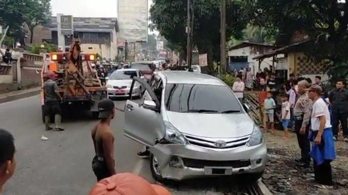 Proses evakuasi Toyota Avanza, satu dari empat mobil dan dua motor yang dibabat truk tangki Pertamina di Gardutanjak, Pandeglang, Banten