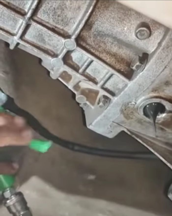 Penampakan grease keluar dari lubang pembuangan oli transmisi Suzuki Escudo 1.6 M/T 2006