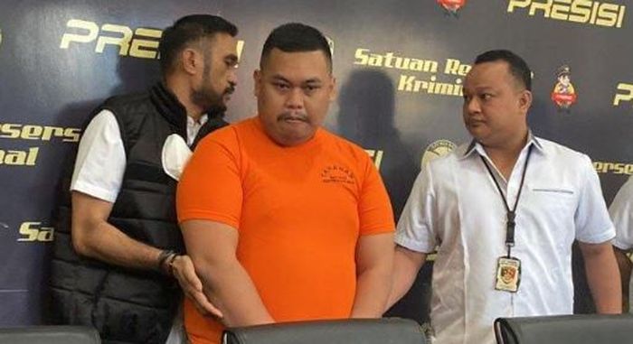 Sosok Ajudan Pribadi saat dihadirkan dalam jumpa pers kasus penipuan dengan modus jual mobil mewah di Polres Metro Jakarta Barat, Rabu (15/3/2023).