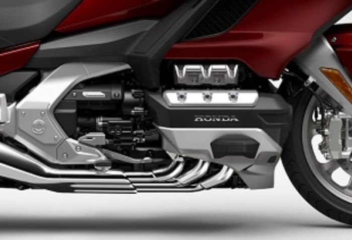 Mesin 1.833 cc berpendingin cairan 6-silinder dipasang secara horizontal berlawanan. Punya otuput 93 kW (125 dk) di 5.500 rpm dan torsi 170 Nm pada 4.500 rpm