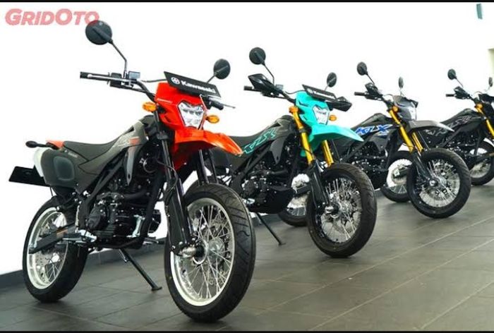 Meluncur motor baru Kawasaki KLX150SM, super motor pengganti D-Tracker 150. Harganya gak beda jauh.