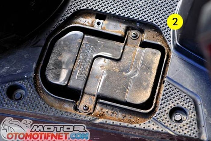 Meskipun terlihat tertutup, kotoran tetap bisa masuk ke bagian boks aki motor