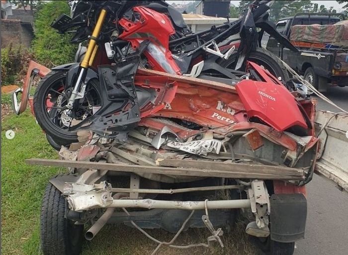 Honda CB150X yang diangkut Daihatsu Gran Max ikut hancur, terlibat kecelakaan karambol di tol Krapyak-Jatingaleh, Semarang