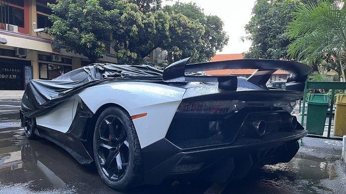 Lamborghini Aventador yang diamankan Ditreskrimum Polda Bali.