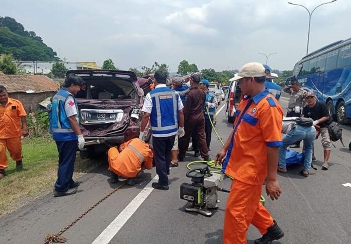 Toyota Kijang Kapsul terlibat kecelakaan beruntun tol Krapyak-Jatingaleh Semarang