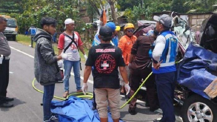 Relawan evakuasi dua korban tewas kecelakaan karambol delapan kendaraan di tol Krapyak-Jatingaleh Semarang