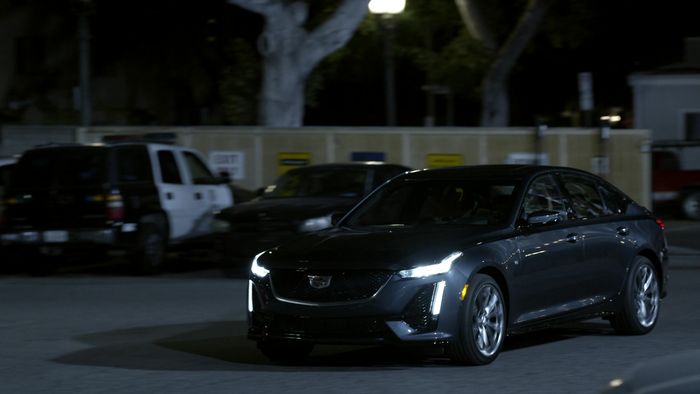 Momen Lance Reddick mengemudikan Cadillac CT5 di serial televisi 'Bosch'.