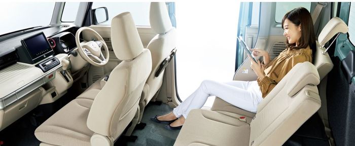 kabin Suzuki Spacia punya head room dan leg room yang luas.