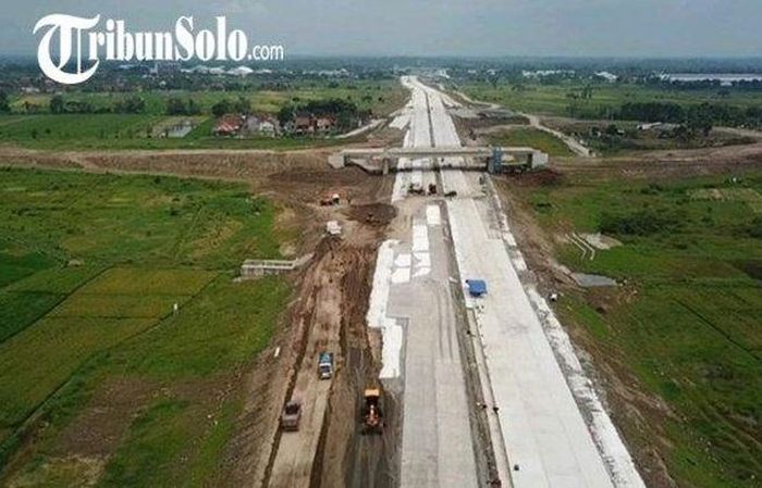 Pembangunan Jalan Tol Solo-Jogja di wilayah Kecamatan Banyudono, Kabupaten Boyolali, Selasa (03/01/2023).
