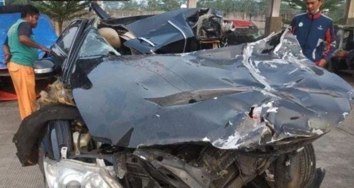 Kondisi Toyota Camry yang ditumpangi pebulutangkis Syabda Perkasa Belawa usai mengalami kecelakaan maut di Tol Pemalang, Senin (20/3/2023). Sopir diduga mengantuk saat kejadian.