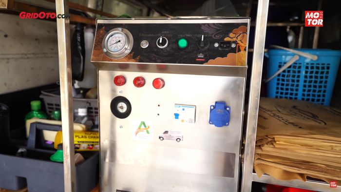 Boiler untuk menghasilkan uap yang digunakan saat cuci uap buat motor