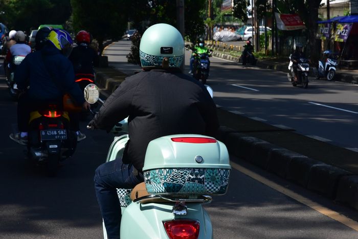 Vespa Batik dilengkapi dengan helm eksklusif dan top box