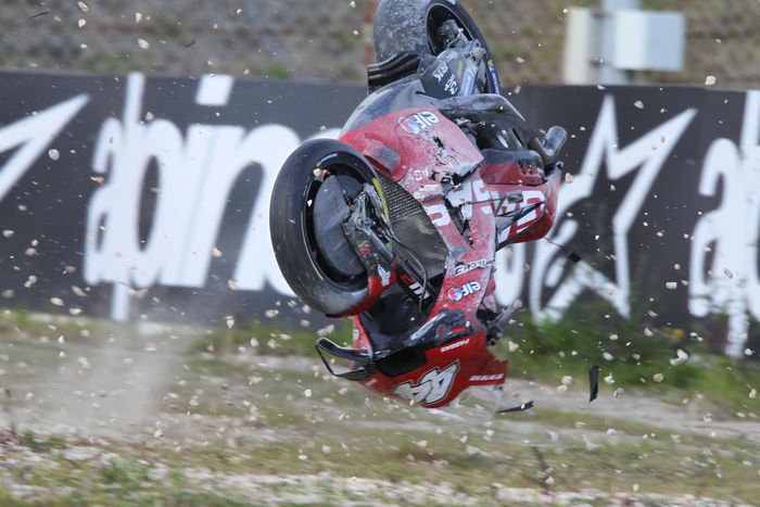 Crash Pol Espargaro memantik emosi para pembalap di MotoGP Portugal 2023