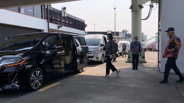 Toyota Alphard dikawal HiAce Bea Cukai masuk apron bandara Soekarno-Hatta ternyata jemput Menteri Keuangan, Sri Mulyani
