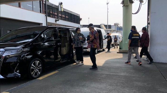 Menteri Sri Mulyani masuk ke kabin Toyota Alphard yang leluasa injak apron bandara Soekarno-Hatta