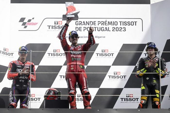 Pembalap Ducati, Francesco Bagnaia (tengah) merayakan kemenangan MotoGP Portugal 2023 di podium Sirkuit Algarve, Portimao, Minggu (26/3/2023).