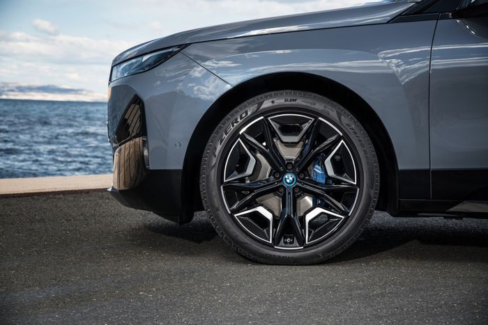 Mobil Listrik BMW iX Menggunakan Ban Pirelli P Zero ELECT