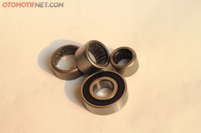 Total bearing roda depan Vespa matic ada empat buah
