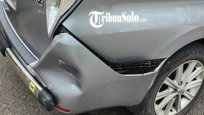 Bumper belakang kanan Toyota Kijang Innova ditabrak lari ambulans di Simpang Tegalgede, Bejen, Karanganyar, Jawa Tengah