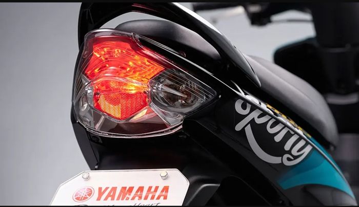 Unik ya, bagian buritan Yamaha Mio Sporty Filipina pakai bodi dan lampu belakang Mio Soul seperti yang ada di Indonesia.