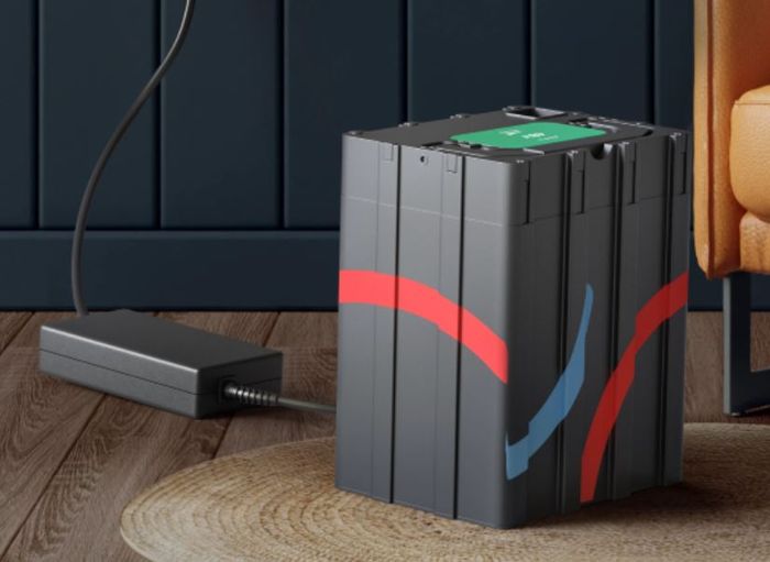 baterai motor listrik Bounce Infinity E1 dicas menggunakan portable charger mirip cas laptop.