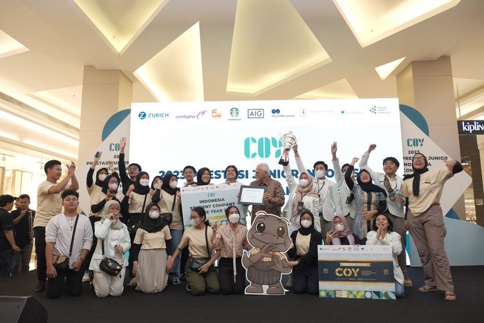 Sievasco SC setelah memenangkan gelar Indonesia Student Company of the Year pada kompetisi 2023 Prestasi Junior Indonesia Company of the Year Competion.