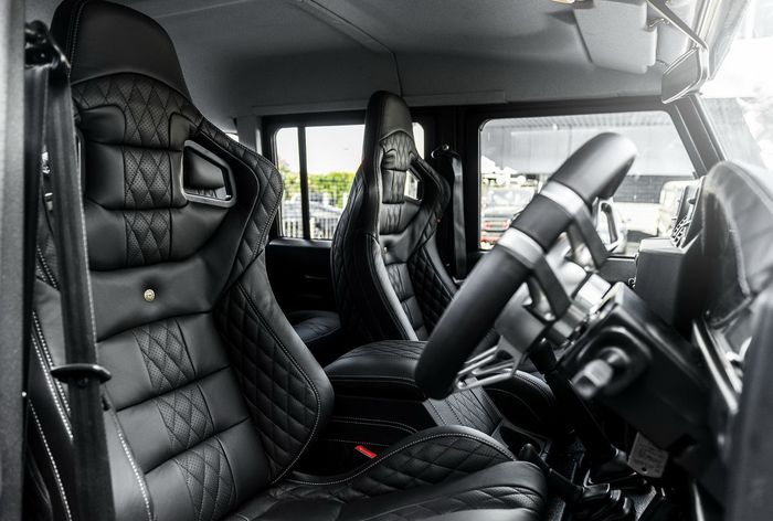 Interior Land Rover Defender Kahn ini memadukan kesan aristokrat dan sporty