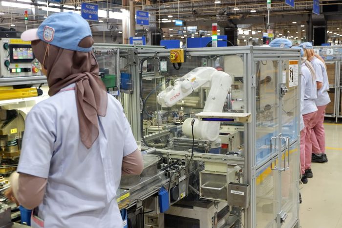 Proses produksi di Denso plant Bekasi kombinasi tenaga manual dan robotic 
