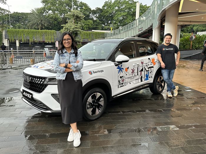 Dian Asmahani, Brand and Marketing Director Wuling, dan Co-founder Bartega Benson Putra didekat Wuling Alvez art car.