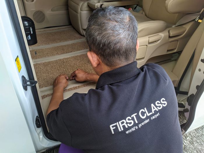 Pemasangan karpet mobil