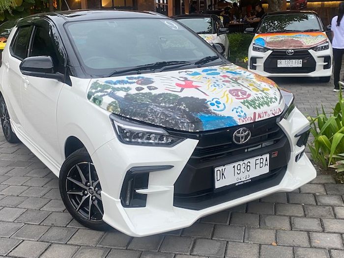 Rekan jurnalis juga diajak melukis di atas kap mesin Toyota Agya GR Sport