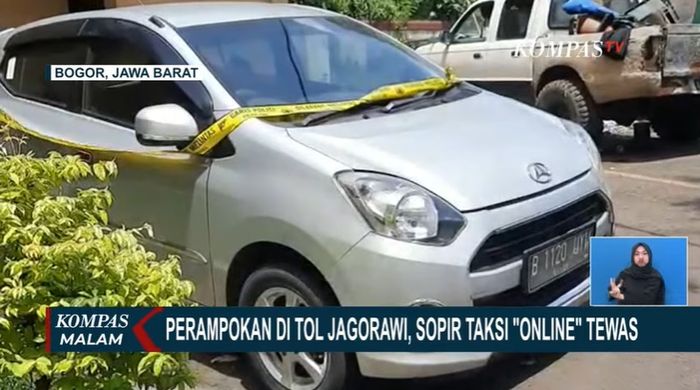 Barang bukti Daihatsu Ayla milik sopir taksi online yang jadi korban pembunuhan tiga perampok di tol Jagorawi