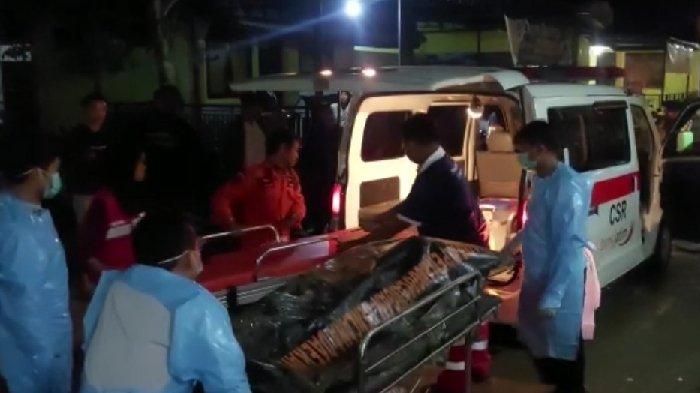 Jasad kakak beradik yang tewas terjebak di kabin Datsun Go+ Panca akibat tenggelam terseret arus banjir di dusun Banaran, desa Sidotentrem, Bangilan, Tuban