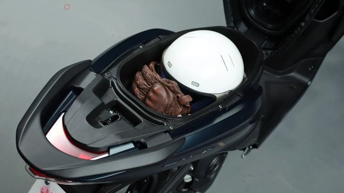 Yamaha Mio Gravis 2023 punya kapasitas bagasi 25 liter dan bisa menampung satu helm open face.