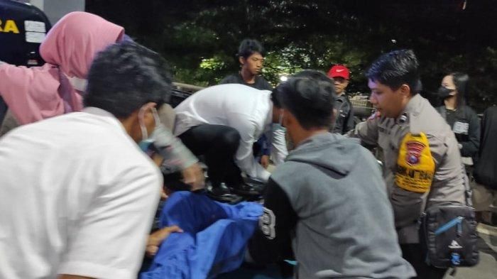 Polisi dan warga mengevakuasi jasad Eko Subagio yang ditemukan tewas di kabin Daihatsu Gran Max pikap di Situbondo