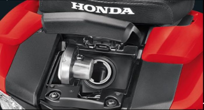 lubang tangki pengisian BBM ada di bawah jok bagian belakang.