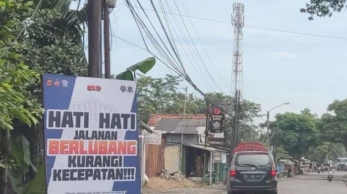 Jalur mudik Kabupaten Karawang yang masih banyak berlubang dan minim penerangan, pemudik diimbau hati-hati saat melintas.