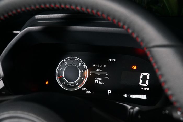 Tingkat kecerahan spidometer jangan terlalu terang agar mata tidak lelah.