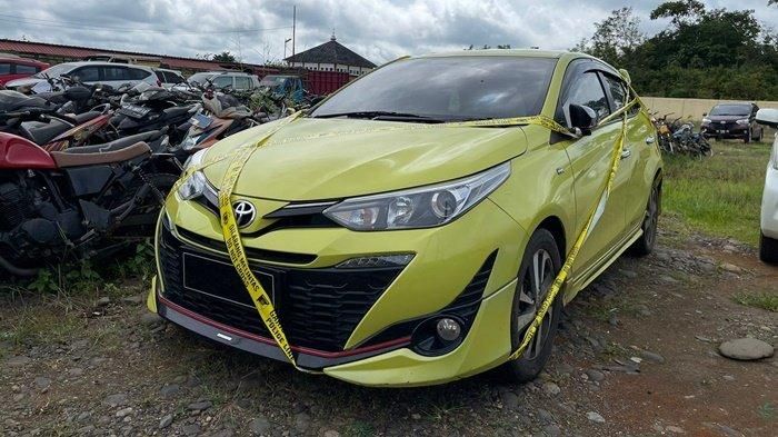 Barang bukti Toyota Yaris milik Andri Jepriansyah warga Tanggamus, Lampung yang digasak seorang biduan bernama Linca dengan modus perampokan