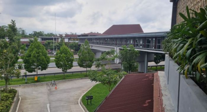 Rest Area KM 456 Jalan Tol Semarang-Solo memiliki Sky Bridge estetik yang mengubungkan bangunan rest area di ruas kanan dan ruas kiri jalan tol.