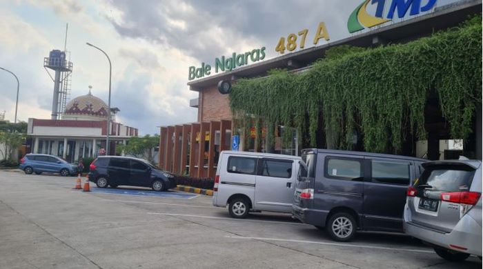 Rest Area KM 487 Jalan Tol Semarang-Solo memiliki rooftop dimana pengunjung dapat menikmati suasana sejuk saat sunrise maupun saat sunset.