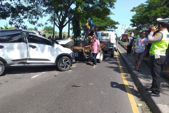 Toyota Rush yang terlibat kecelakaan di Lamongan