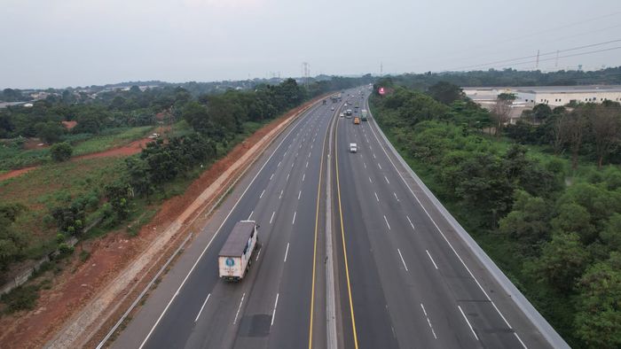 Pelebaran Tol Jakarta-Cikampek dari tiga menjadi empat jalur di kedua arah.